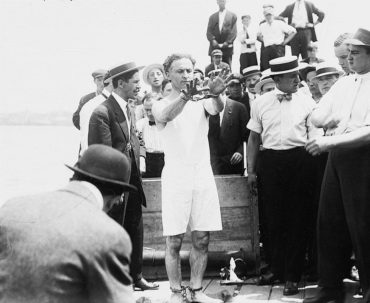 Теперь ты знаешь, что 26 сентября 1907 года Гарри Гудини проделал невероятный трюк под водой в Аквапарке Сан-Франциско… 