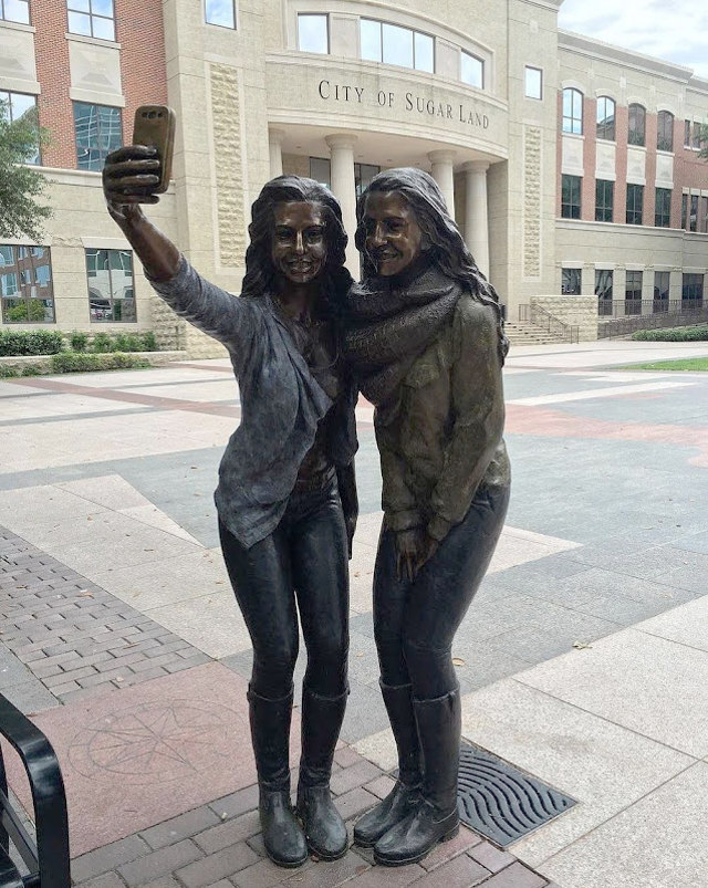 texas-selfie-statue