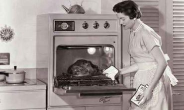 Теперь ты знаешь, что 25 октября 1955 года американская компания «Tappan Company» выпустила первую бытовую микроволновую печь.