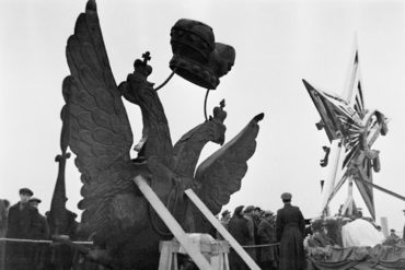 Теперь ты знаешь, что 2 ноября 1937 года к двадцатилетию Октябрьской революции на Кремлевских башнях установлены рубиновые звезды.