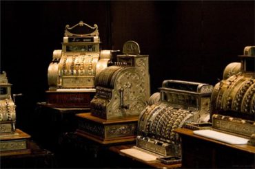 Теперь ты знаешь, что 4 ноября 1879 года был изобретен первый кассовый аппарат.