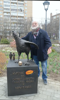 В московском зоопарке появился памятник Курочке Рябе