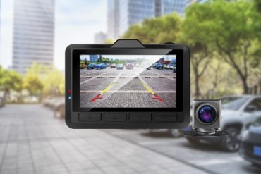 Новейший видеорегистратор с GPS/ГЛОНАСС базой камер, камерой заднего вида и возможностью копирования файлов по WiFi