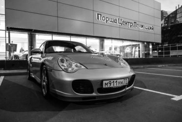 Винтажные автомобили и мир мод соединились на Porsche Classic Day  в Порше Центр Ленинский