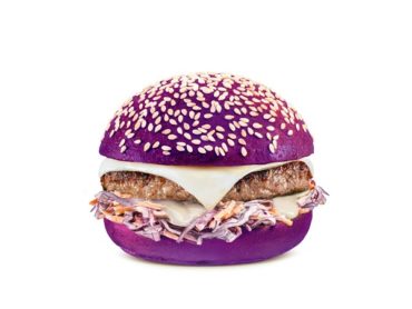 Попробуй мистику на вкус: ТВ-3 выпустил фирменный фиолетовый бургер в сети «Франклинс Бургер»