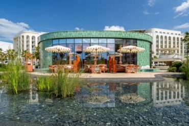 Бархатный сезон в Mantera Supreme Seaside: море, горы и жизнь без летней суеты